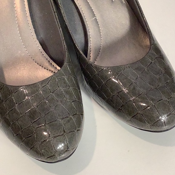 Comfort Plus By Predictions Gray Patent Reptile Embossed Comfort Pump Heel Sz 10 - Picture 8 of 11